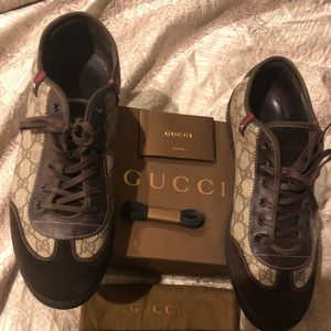 GUCCI SNEAKERS WITH BROWN AND TAN LOGO PRINT